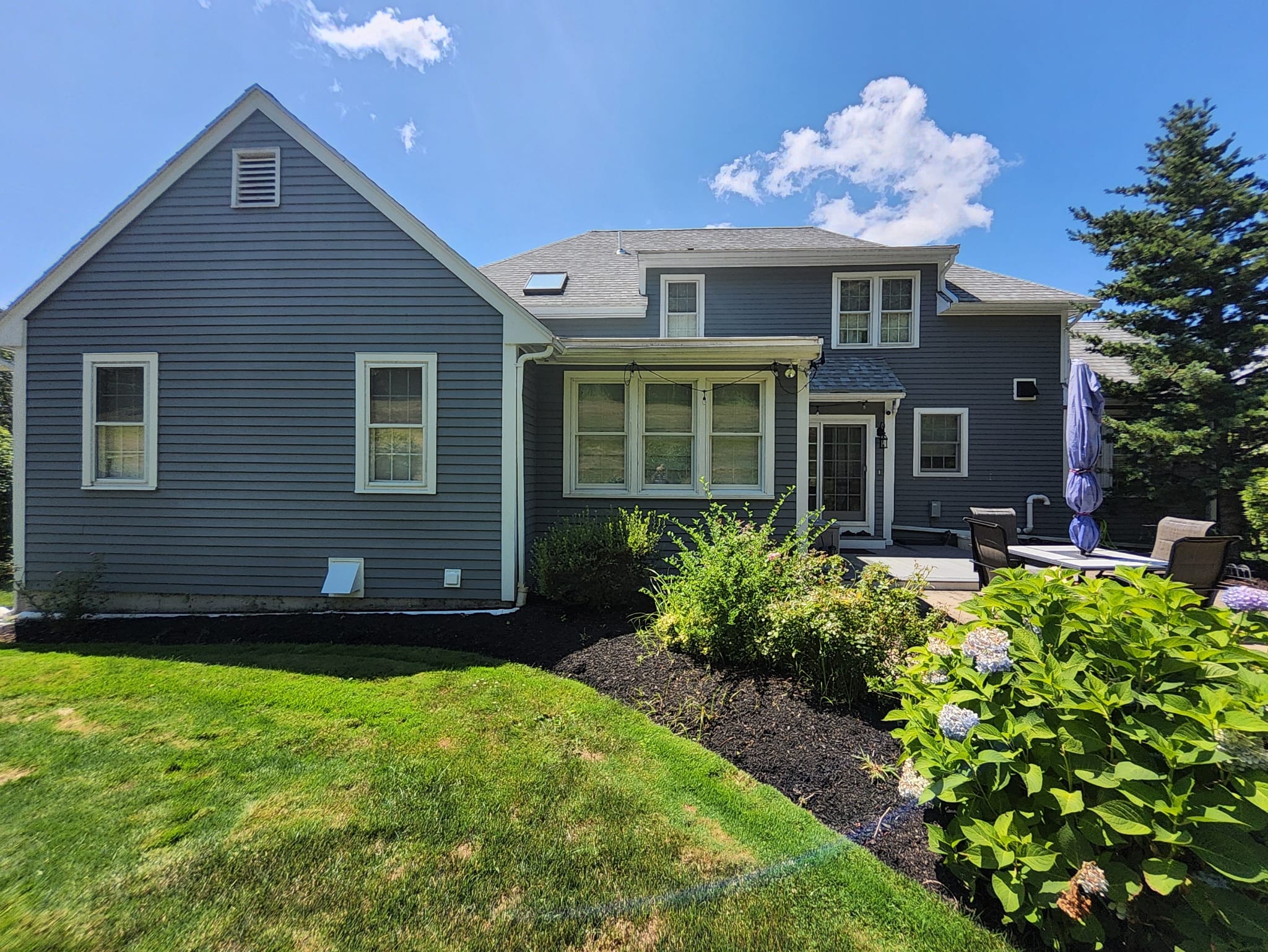 Hale Navy exterior paint color Massachusetts colonial home